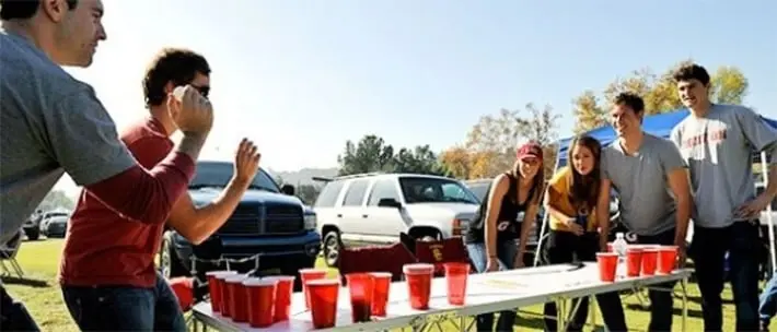Sådan spiller du beer pong: Regler og gode råd